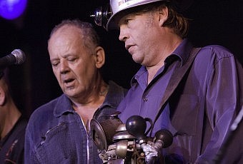 Willie P. Bennett and Washboard Hank on stage at Peterborough's Market Hall, during a benefit concert for Willie on July 27, 2007 (photo: Rainer Soegtrop)