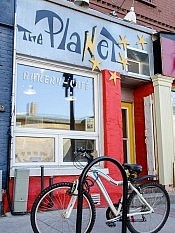 The Planet's clientele is very diverse -- everyone from students to working professionals enjoys eating there (photo: Pat Trudeau) The Planet's clientele is very diverse -- everyone from students to working professionals enjoys eating there (photo: Pat Trudeau)