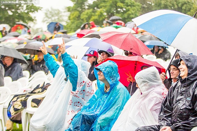 A "little" rain didn't stop die-hard music fans from enjoying the concert (photo: Linda McIlwain / kawarthaNOW)