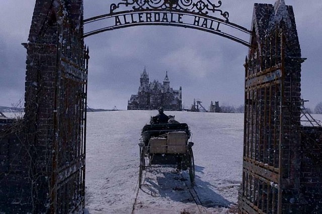 Edith moves into Allerdale Hall, Sharpe's remote gothic mansion in the English hills