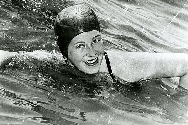 Marilyn Bell swimming across Lake Ontario in 1954 (photo Canada's Sports Hall of Fame)